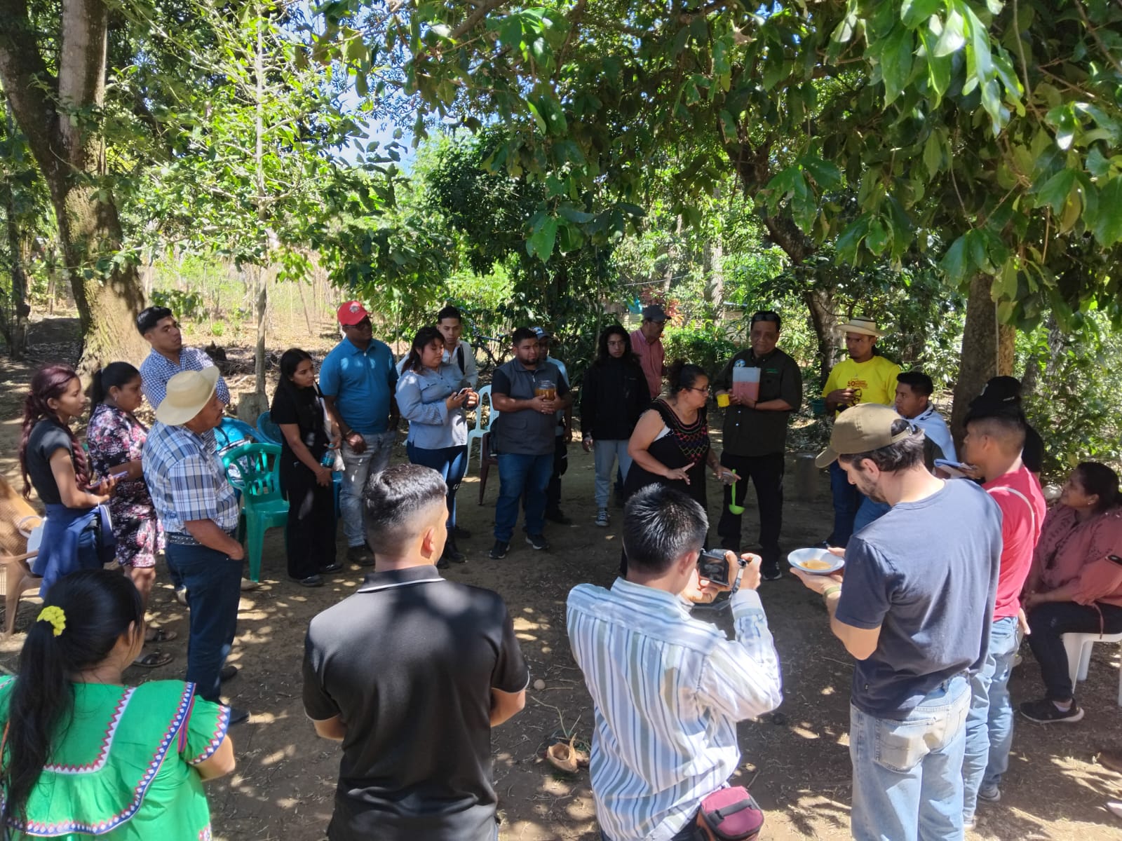 Jóvenes de distintos países de la región se reunieron para sembrar especies como ruda, albahaca, hierbabuena, orégano y menta, reconociendo en cada planta no solo sus propiedades curativas, sino también su valor cultural dentro de las comunidades.